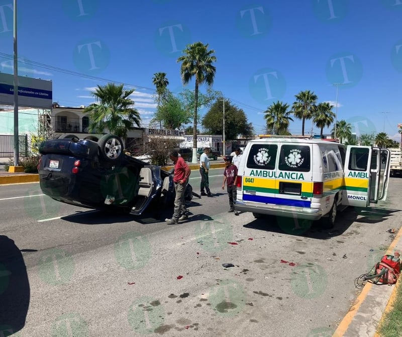 Exceso de velocidad y falla mecánica desencadenan volcadura y choque en el Pape