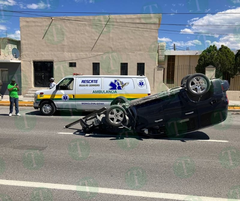 Exceso de velocidad y falla mecánica desencadenan volcadura y choque en el Pape