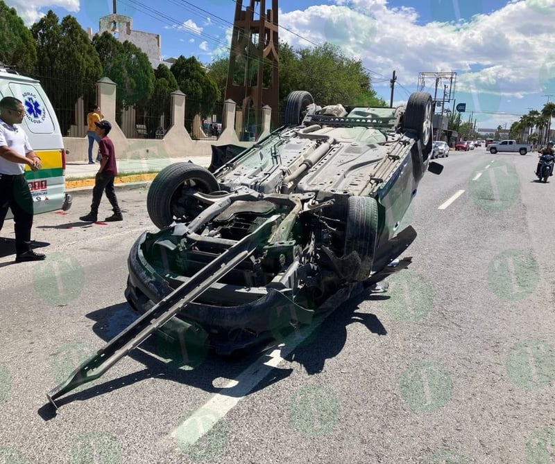 Exceso de velocidad y falla mecánica desencadenan volcadura y choque en el Pape