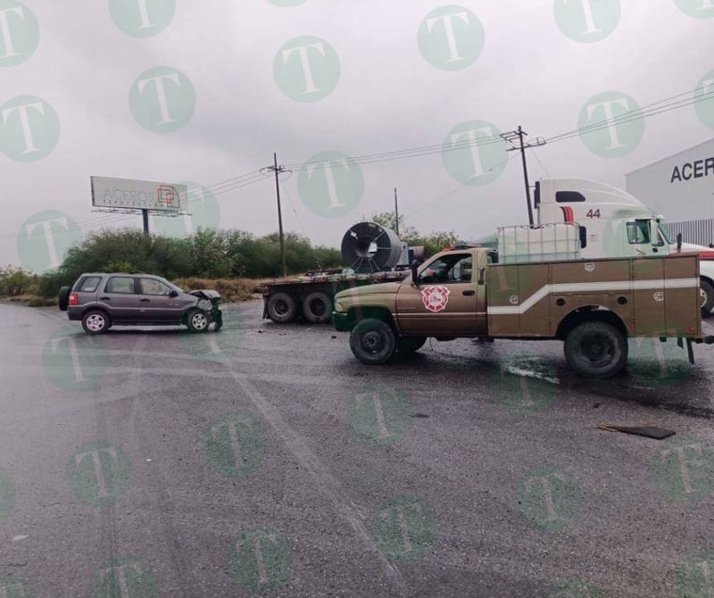 Conductor queda lesionado tras chocar contra tráiler