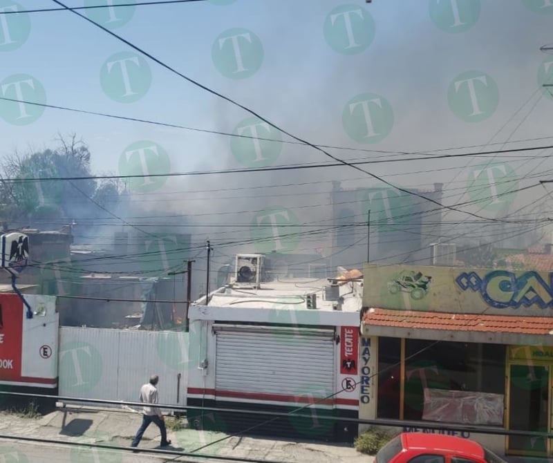 Incendio en baldío amenaza viviendas en Zona Centro de Monclova