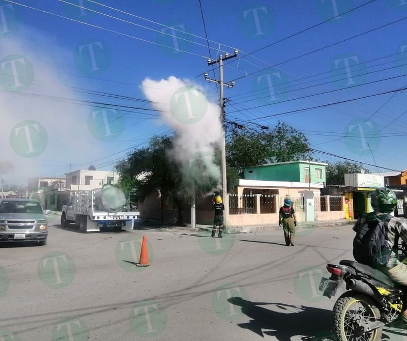 Poste de CFE hace flamazo por sobrecarga