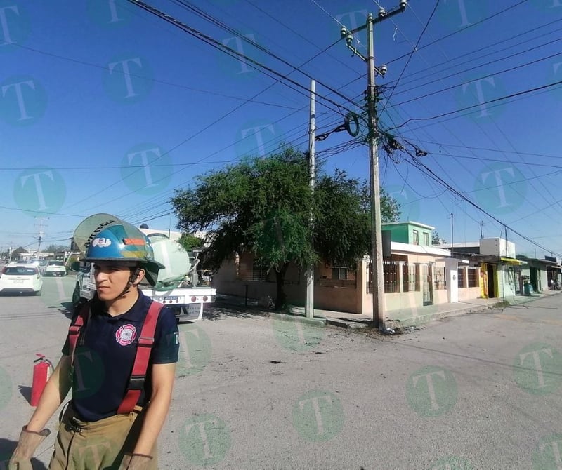 Poste de CFE hace flamazo por sobrecarga