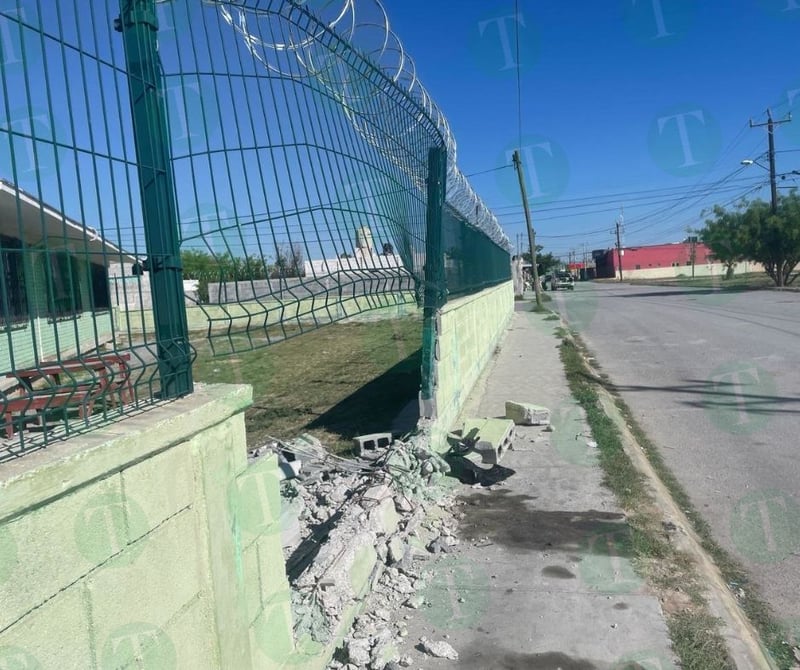 Conductor tumba barda de primaria en Frontera