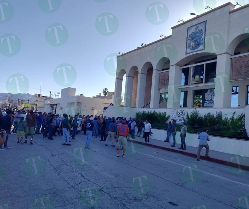 Trabajadores y ex trabajadores de AHMSA bloquean calle Zaragoza