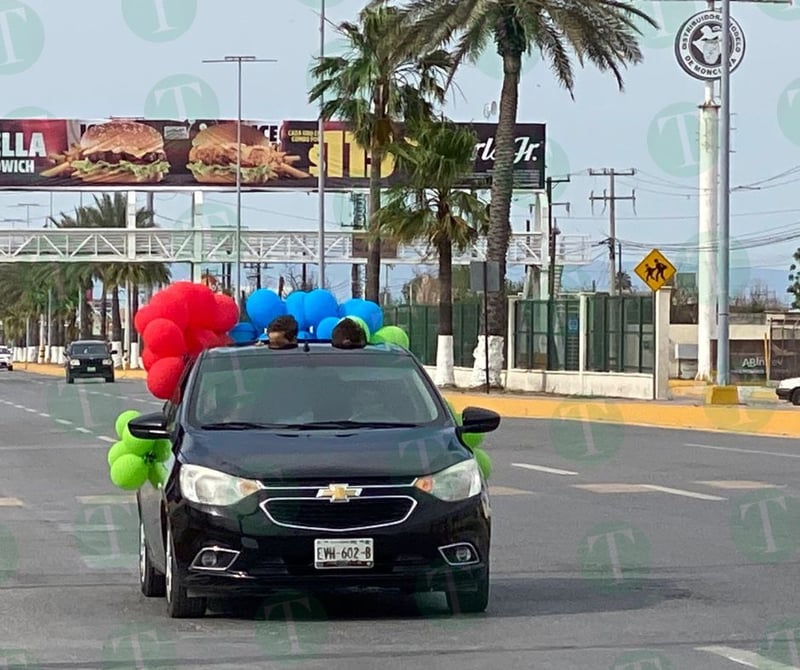 Niños autistas en caravana para concientización a la población  