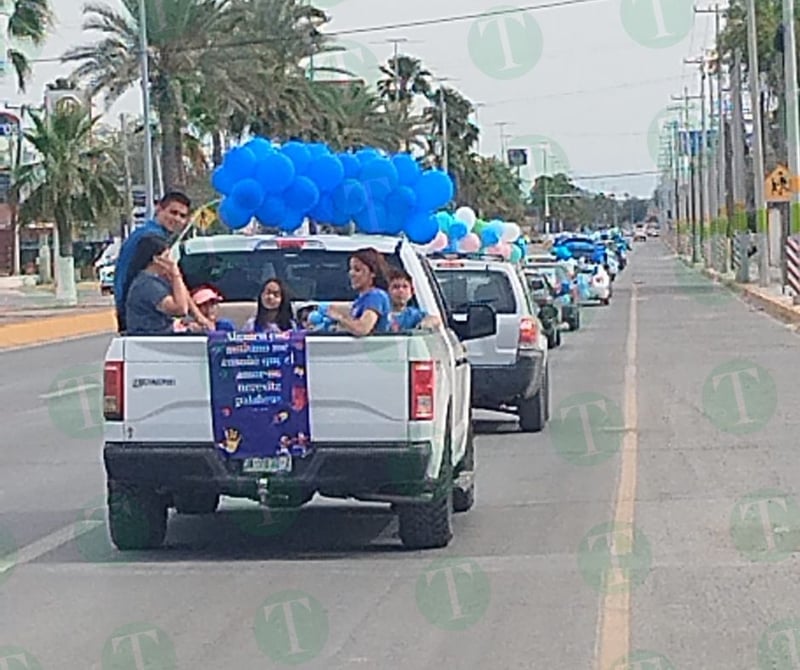 Niños autistas en caravana para concientización a la población  