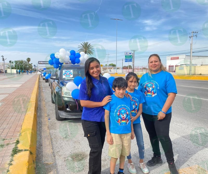 Niños autistas en caravana para concientización a la población  