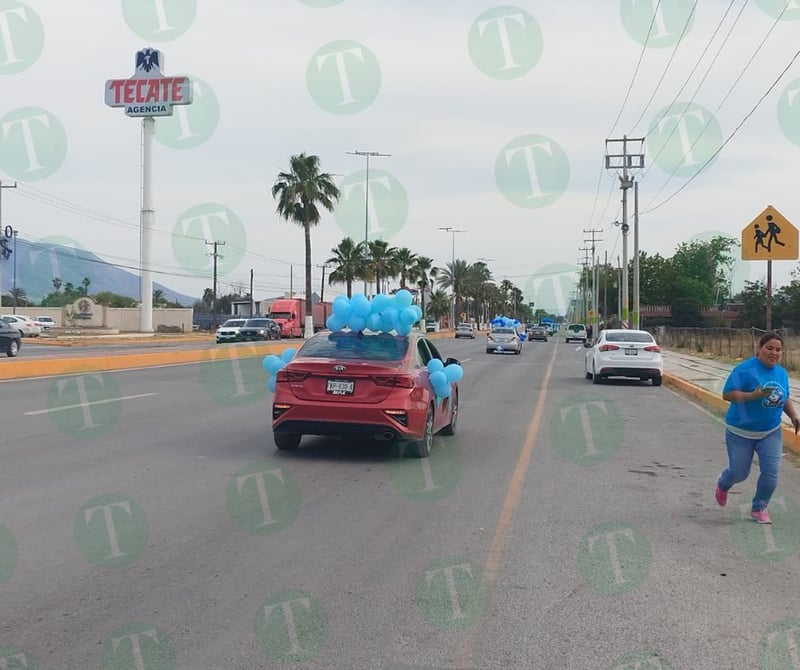 Niños autistas en caravana para concientización a la población  