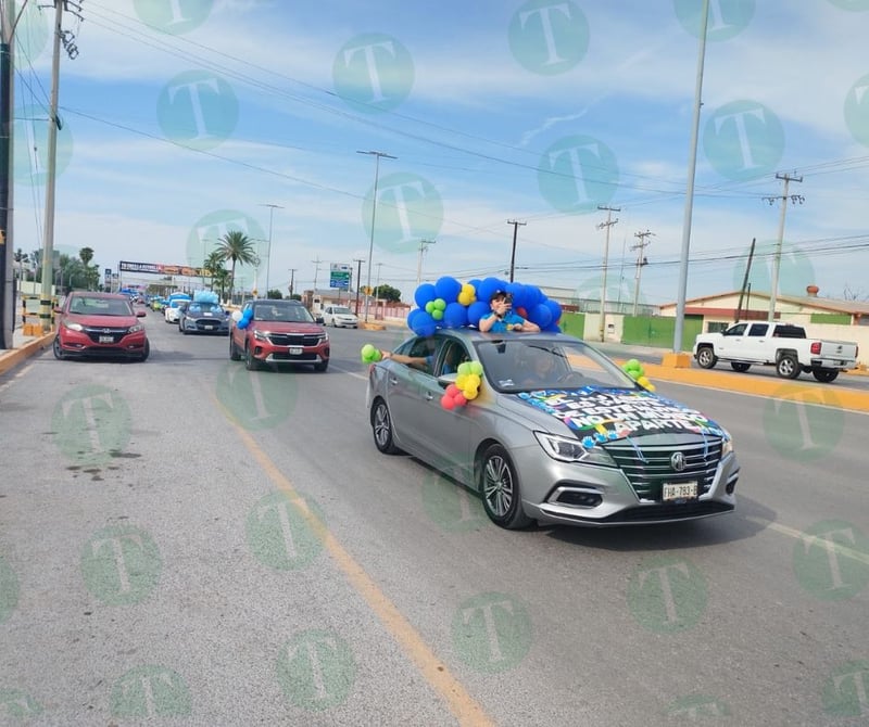 Niños autistas en caravana para concientización a la población  