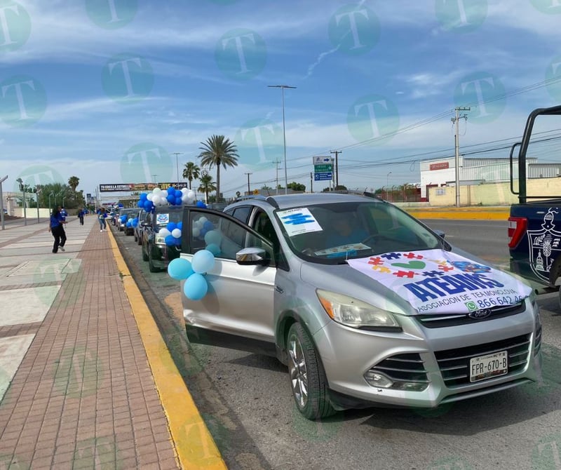 Niños autistas en caravana para concientización a la población  