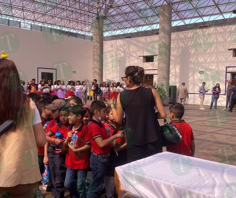 Normalistas festejan el Día del Niño con presentaciones de baile