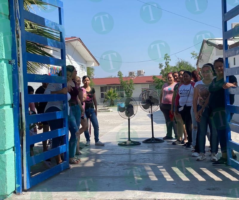 Madres de familia se quejan por falta de electricidad para el grupo de quinto grado en la primaria Torres Jaime Bodeg