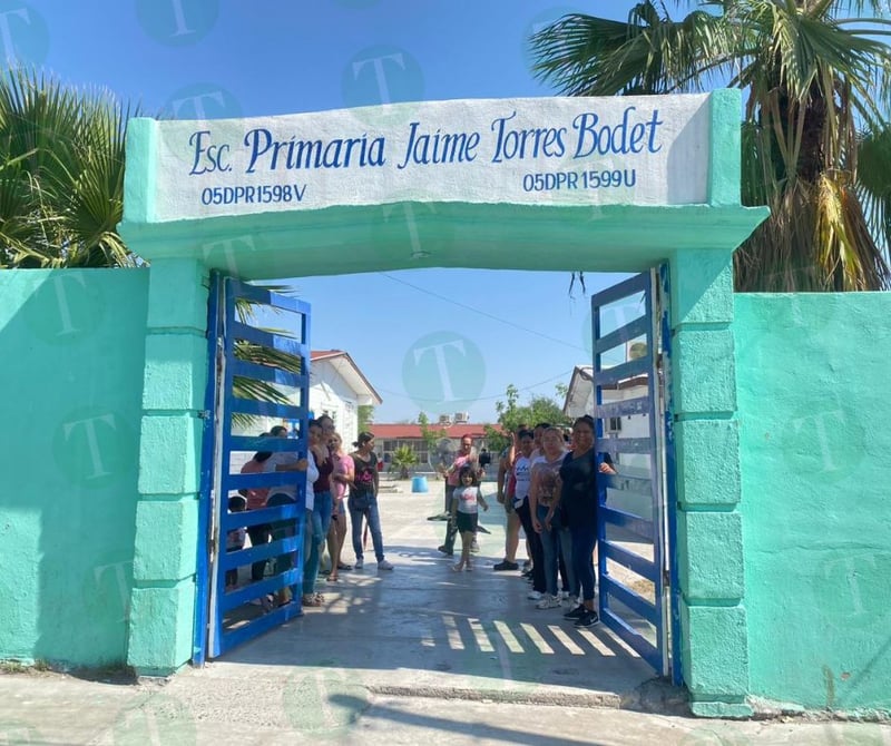 Madres de familia se quejan por falta de electricidad para el grupo de quinto grado en la primaria Torres Jaime Bodeg