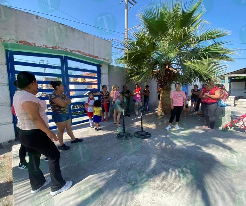 Madres de familia se quejan por falta de electricidad para el grupo de quinto grado en la primaria Torres Jaime Bodeg