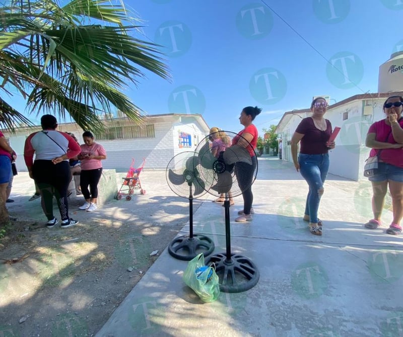 Madres de familia se quejan por falta de electricidad para el grupo de quinto grado en la primaria Torres Jaime Bodeg