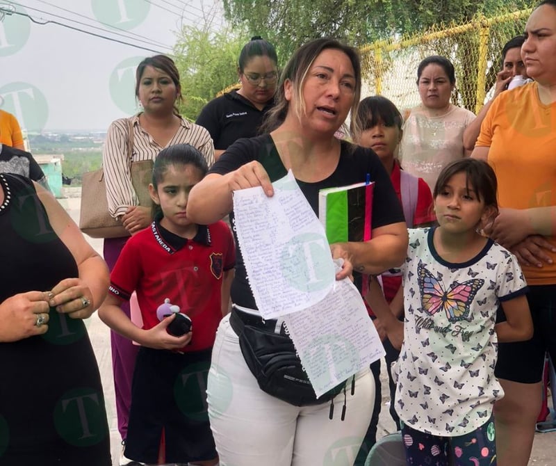 Madres cierran escuela por falta de energía e intensos calores