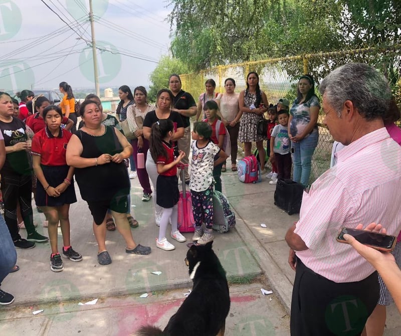 Madres cierran escuela por falta de energía e intensos calores