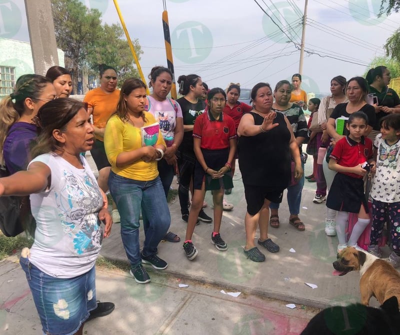 Madres cierran escuela por falta de energía e intensos calores