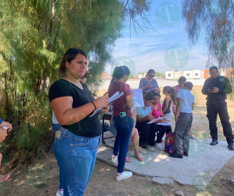  Padres de familia se manifiestan en la primaria Josefina Ortiz 