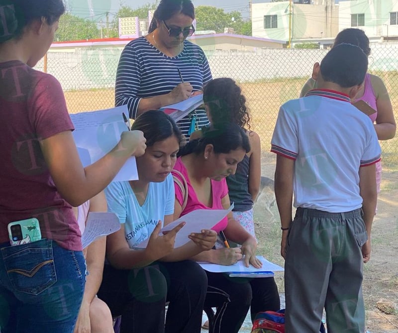  Padres de familia se manifiestan en la primaria Josefina Ortiz 