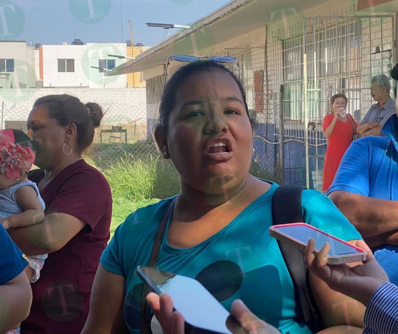  Padres de familia se manifiestan en la primaria Josefina Ortiz 