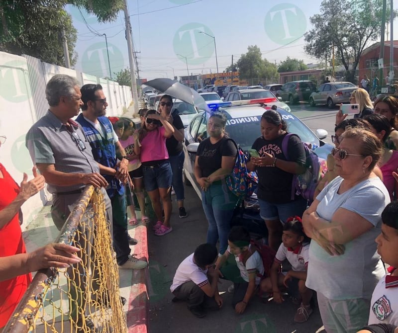  Padres de familia se manifiestan en la primaria Josefina Ortiz 