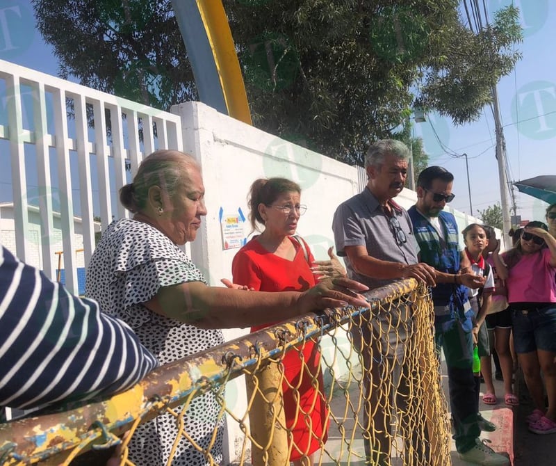  Padres de familia se manifiestan en la primaria Josefina Ortiz 