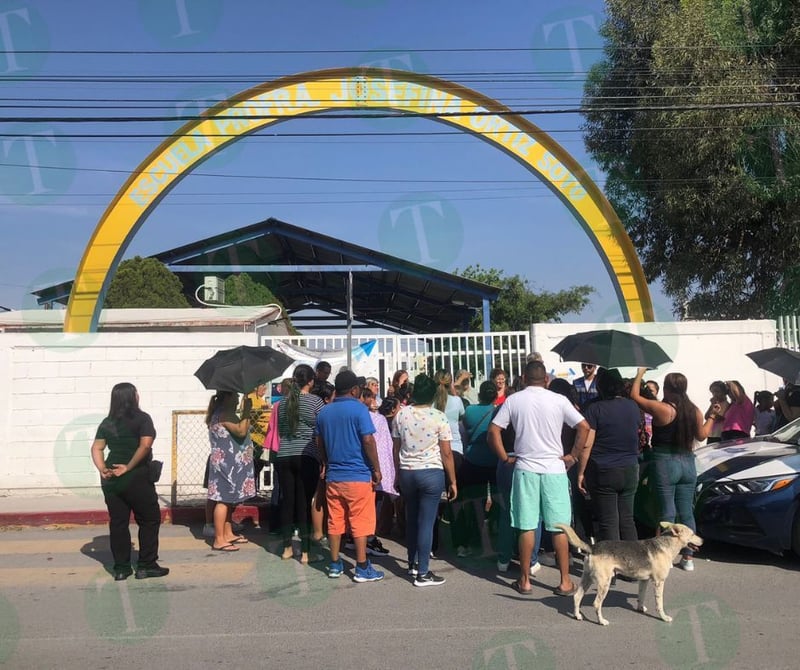  Padres de familia se manifiestan en la primaria Josefina Ortiz 