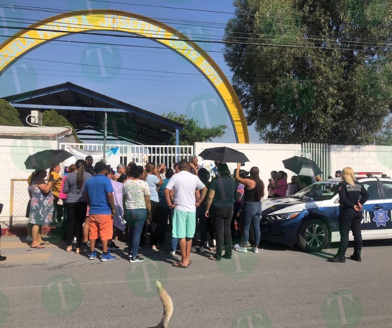  Padres de familia se manifiestan en la primaria Josefina Ortiz 