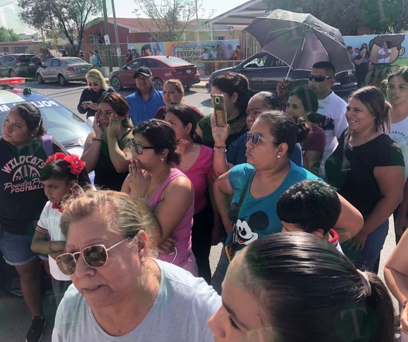  Padres de familia se manifiestan en la primaria Josefina Ortiz 