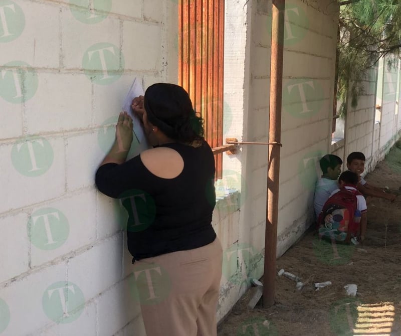  Padres de familia se manifiestan en la primaria Josefina Ortiz 