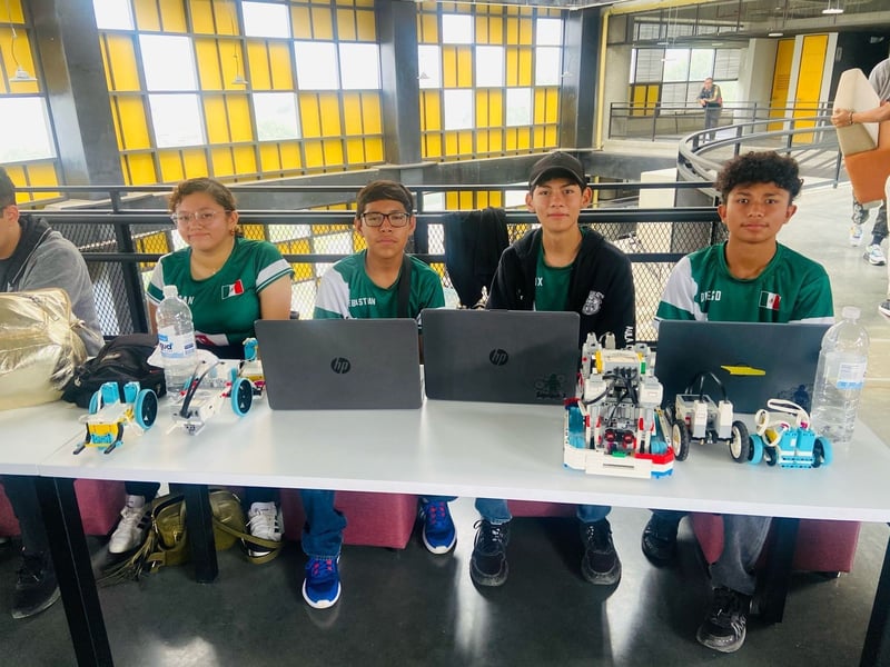 Alumnos de Aula Lego de Monclova llegan a competencia en Colombia 