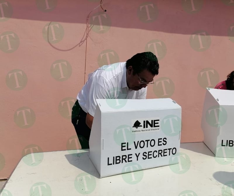 Emite su voto el candidato a la alcaldía de Frontera, Roberto Piña  