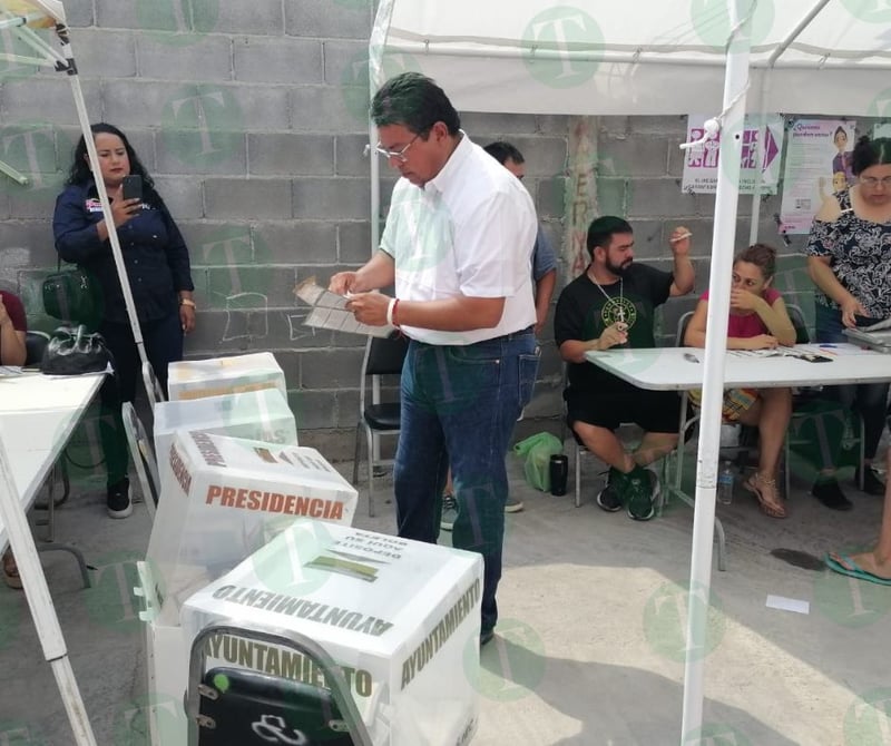 Emite su voto el candidato a la alcaldía de Frontera, Roberto Piña  