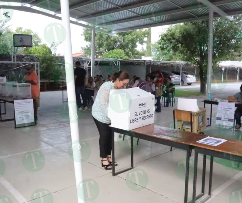 Claudia Garza votó con seguridad de la Guardia Nacional