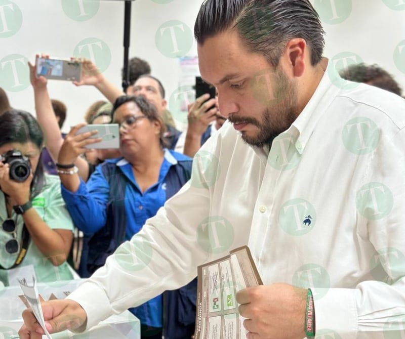 Carlos Villarreal ejerce su derecho de voto