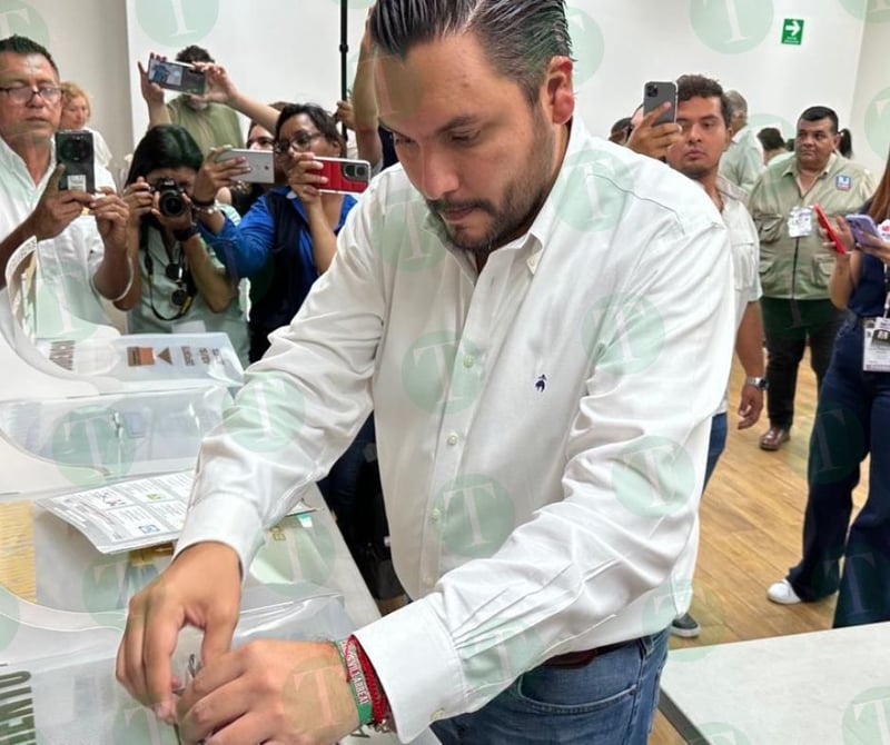 Carlos Villarreal ejerce su derecho de voto