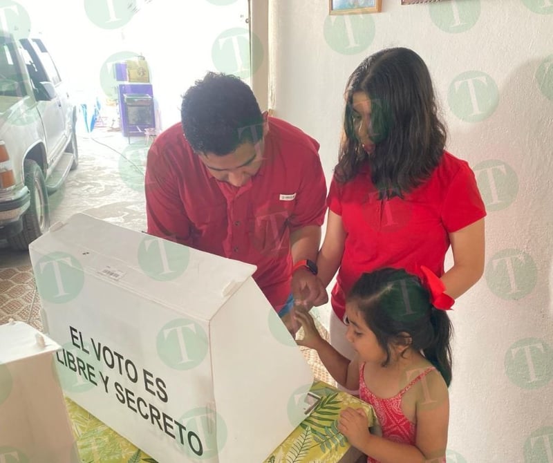 Javier Castillo emite su voto en Ciudad Frontera