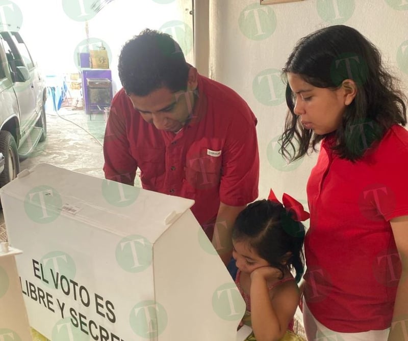 Javier Castillo emite su voto en Ciudad Frontera