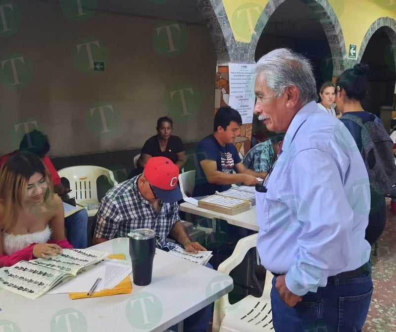 El Dr. Pepe Pérez sale a emitir su voto en Frontera 