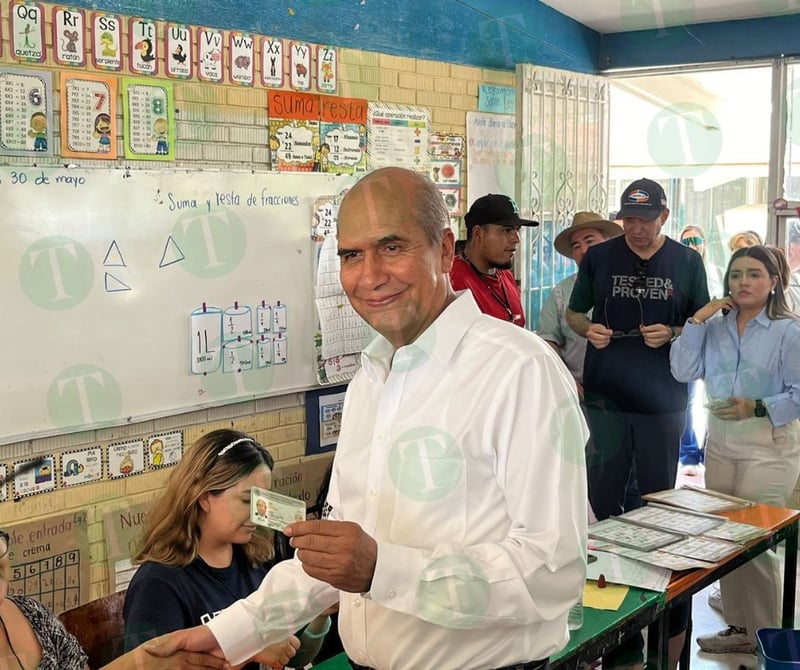 Alcalde y candidato Mario Dávila emite su voto en Monclova 