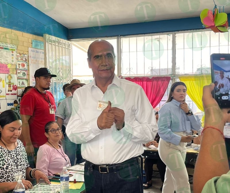 Alcalde y candidato Mario Dávila emite su voto en Monclova 