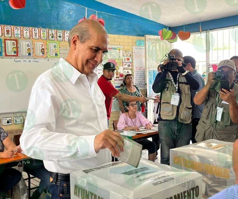 Alcalde y candidato Mario Dávila emite su voto en Monclova 