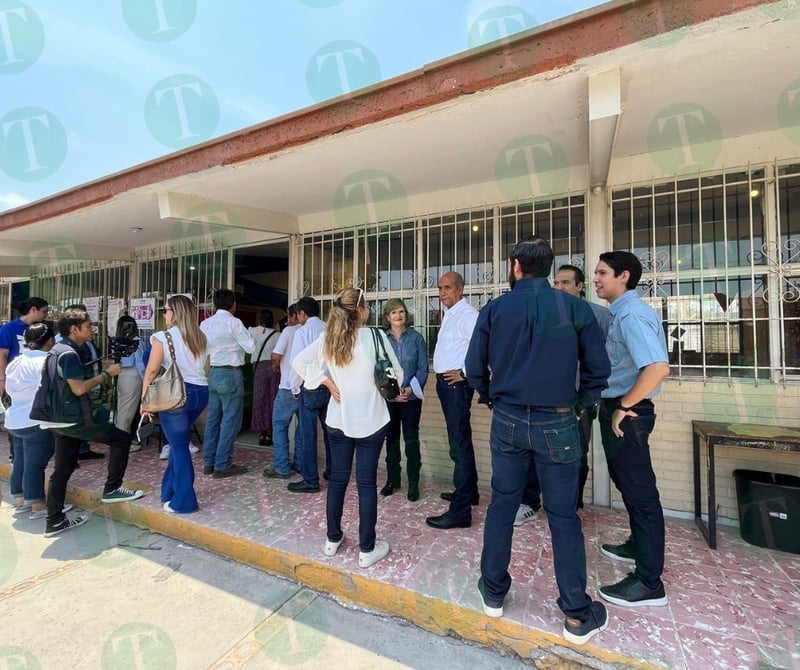 Alcalde y candidato Mario Dávila emite su voto en Monclova 