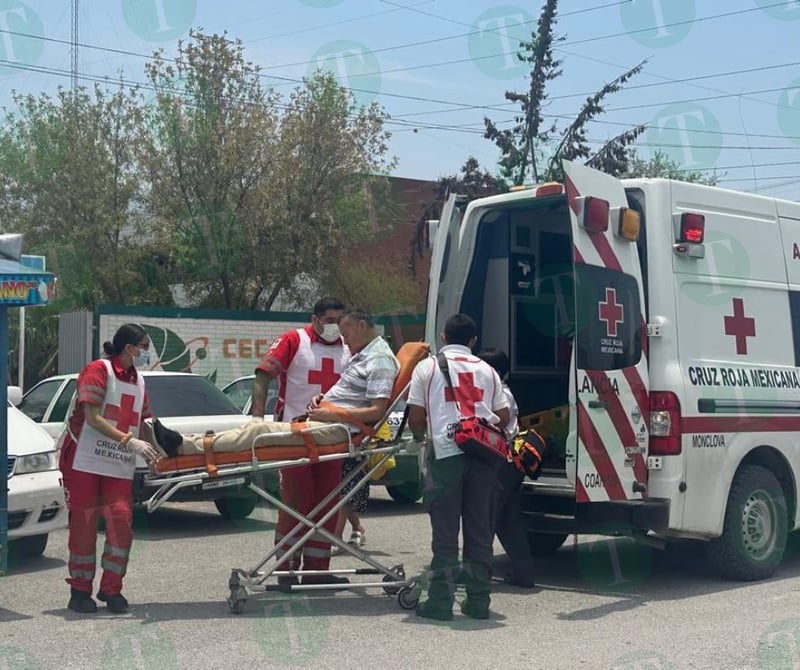 Hombre se desvanece en casillas, presuntamente por golpe de calor 