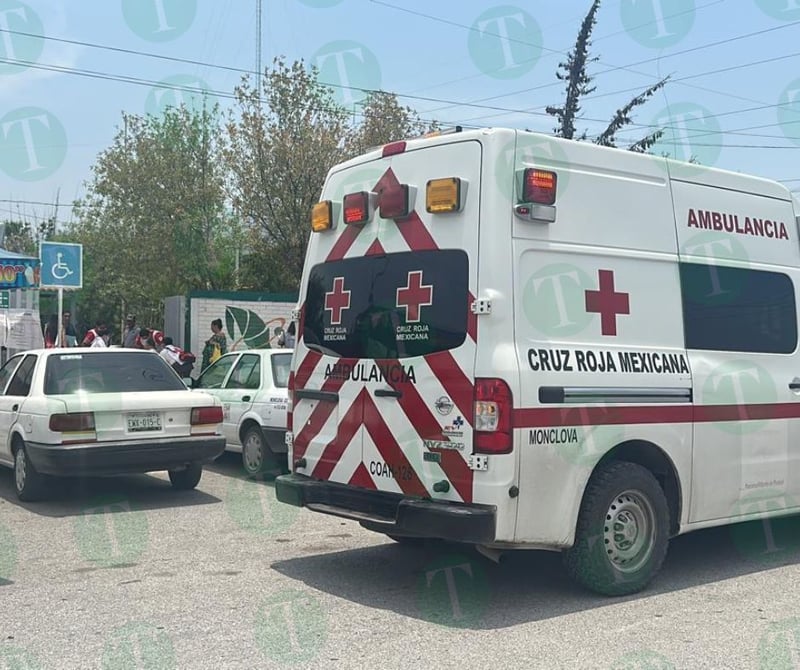 Hombre se desvanece en casillas, presuntamente por golpe de calor 