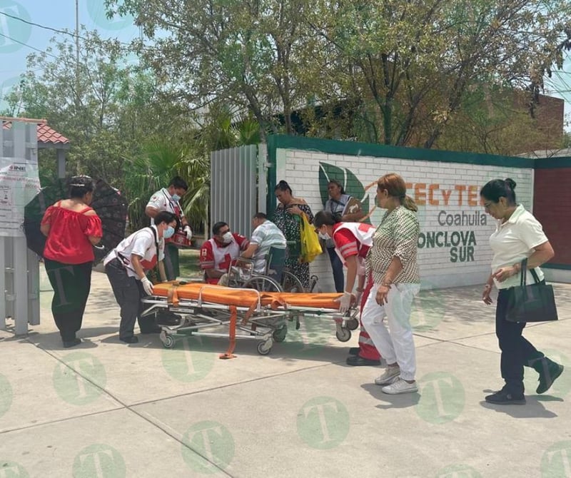 Hombre se desvanece en casillas, presuntamente por golpe de calor 