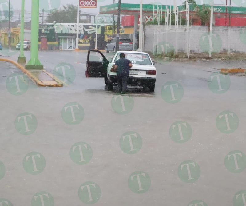 Carros varados en bulevar Ejército Nacional y el arroyo Frontera 