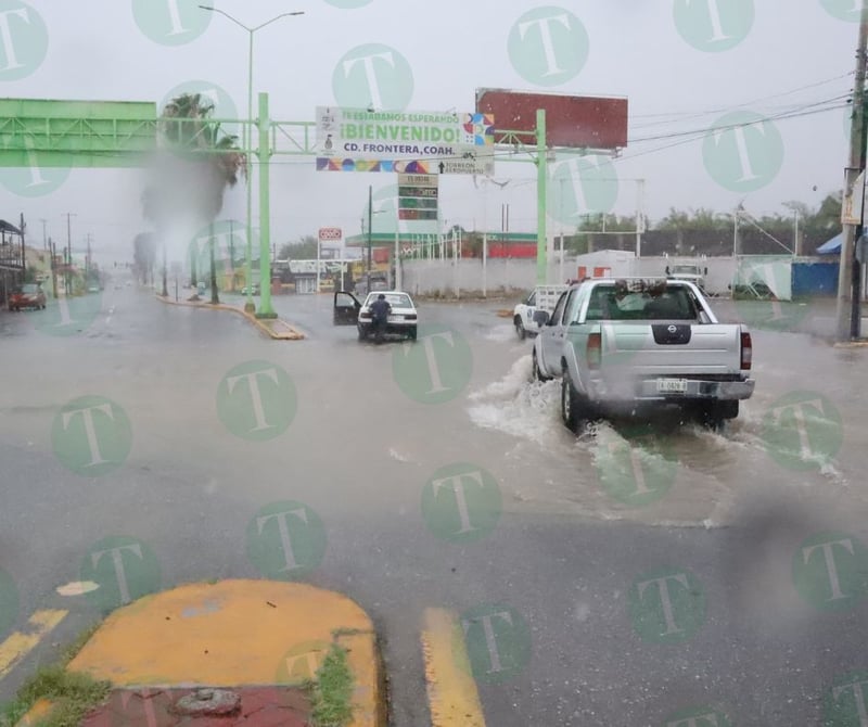 Carros varados en bulevar Ejército Nacional y el arroyo Frontera 